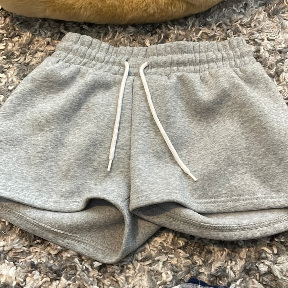 grey shorts